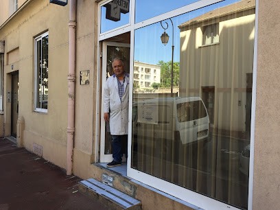 Dr Antoine SINA, Clinique Vétérinaire à Saint-Cloud